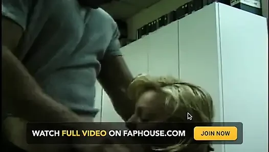 Azgın sarışın orta yaşlı seksi kadın kalın yarağı götüne sokuyor