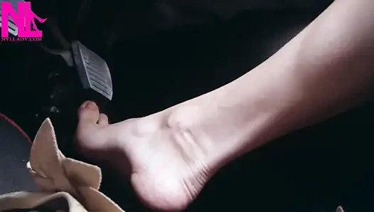 Çılgın çıplak ayaklı pedal yüksek yolda pompalıyor