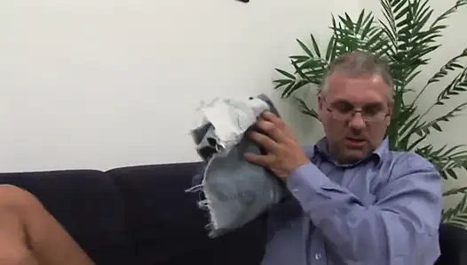 Çarpıcı sarışın genç kız üvey babası tarafından sikiliyor