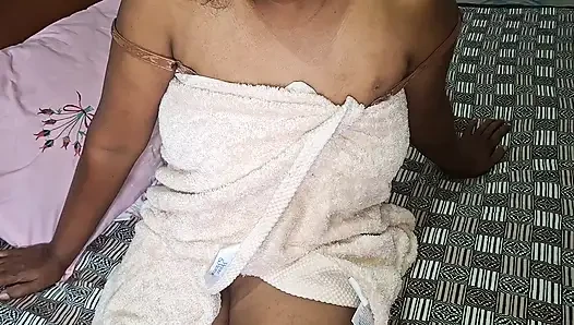 Büyük götlü ve doğal memeli tombul yarı Asyalı genç erkek avcısı evli kadın