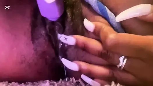 Bir lezbiyen üvey erkek kardeşi için mastürbasyon yapıyor