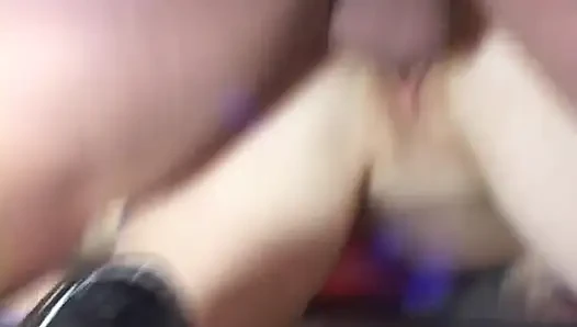 İki adam ve bir çılgın kız için harika bir parti