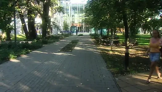 Sarışın Kalp Kırıcı Vahşi Kanepede Sikişiyor