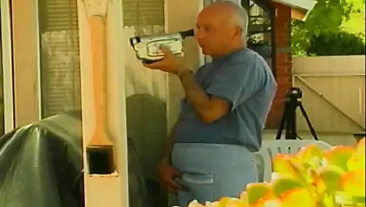 Dinç esmer genç ve yaşlı bir adamla havuz kenarında sert üçlü seks yapıyor