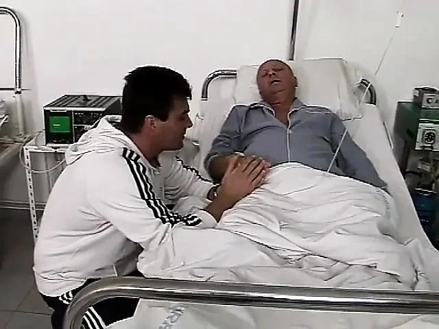 İşemeyi seven bir hemşire için hastanede üçlü sikiş