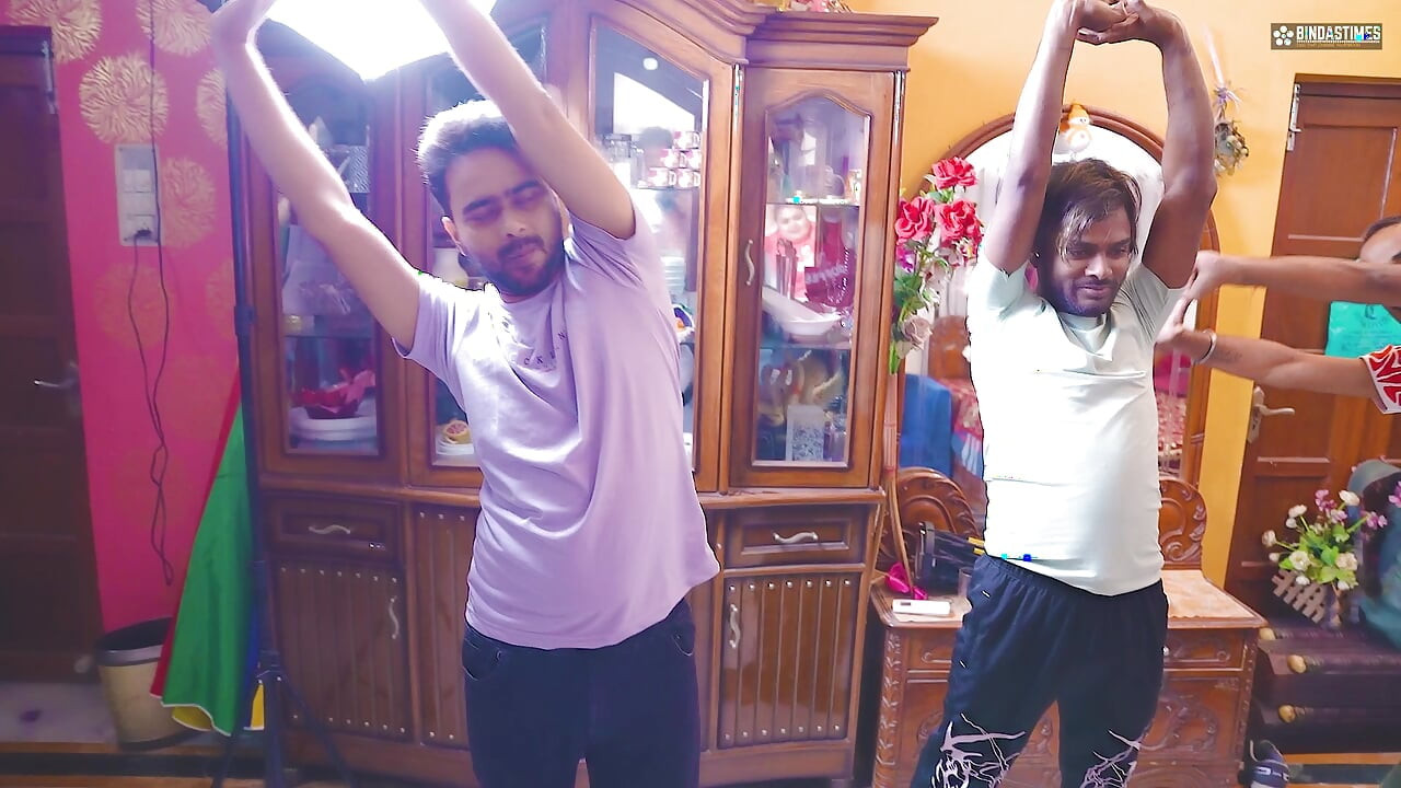 Hintli azgın kadın yoga öğretmeni tüm öğrencileriyle yoga seksi yapmayı öğretiyor (Hintçe ses )
