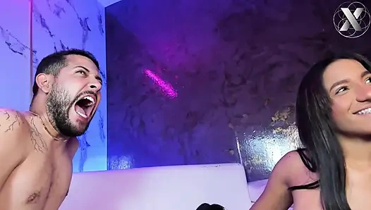 Azgın orospu penisimi testislerime doğru emiyor - Oral Patlayıcı