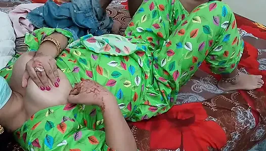 Üvey anne üzgündü, üvey oğlu öğrendi - Hintli üvey anne ve üvey oğlu tek kişilik yatağı paylaşıyor