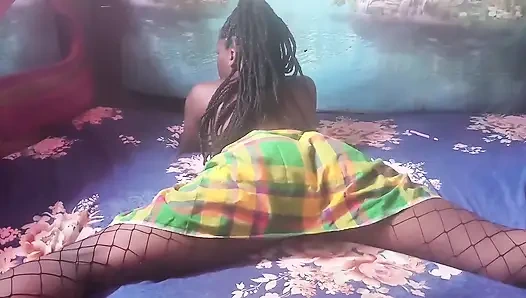 Yatakta yatıyorum amımı ovuyor ve elimi sikiyor