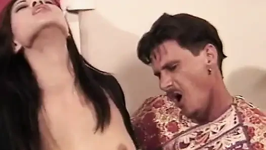 İki azgın sürtük delikanlının uzun sert aletini paylaşıyor