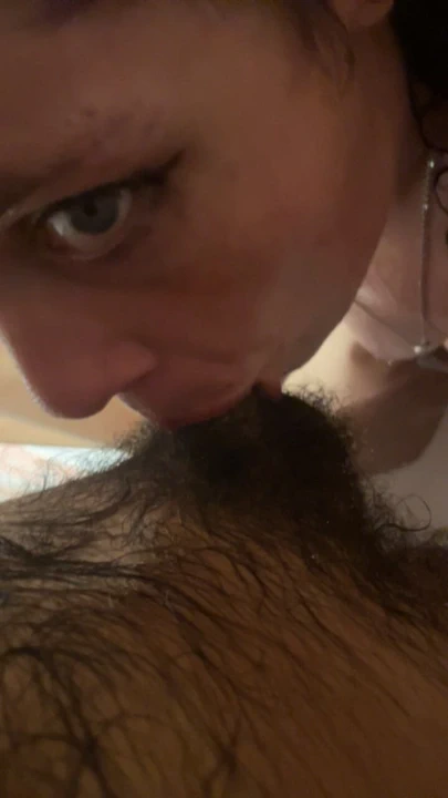 Duşta yarak emiyor sert boşalmasını sağlıyor tam video