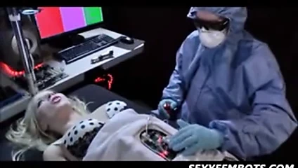 Kadın robot yeniden programlandı