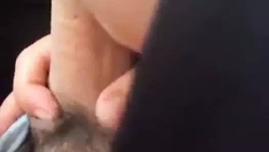 Turbanli arabada oral yapiyor