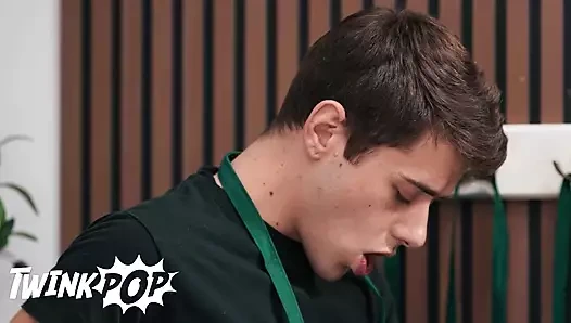 Twinkpop - barista joey mills yarağını emdiriyor ve sonra Sam Ledger'ı kahve dükkanında derinden sikiyor