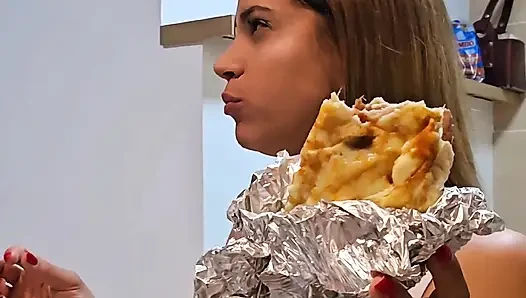 Amatör çift canlı yayında yemek yiyor