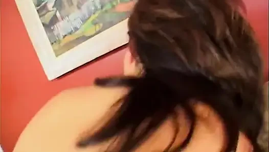 Azgın esmer oturma odasında büyük yarak alıyor