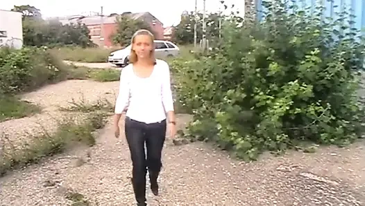 Yüksek topuklu ayakkabılarımla açık havada yemek eziyorum