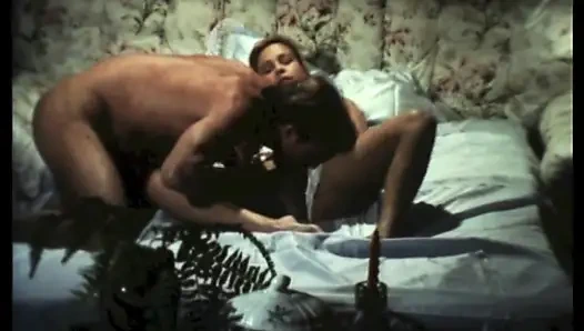 Mastürbasyon Yaparken Elma Yiyor Ve Sonra Erkek Arkadaşı Tarafından Sikiliyor