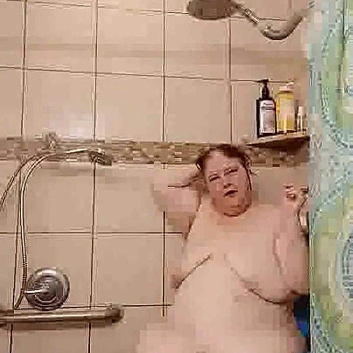 Olgun orta yaşlı seksi kadın kızıl saçlı kokmuş terli vücudunu temizliyor