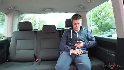 Öğrenci minibüste yabancılarla gelmeye ikna oldu ve sikişmesi gerekiyor