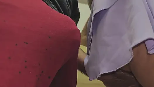 Kalabalık metro treninde bir işçinin dokunuşu