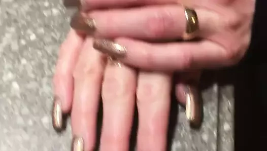 Yanardöner renkte uzun kare uçlu güzel tırnaklar