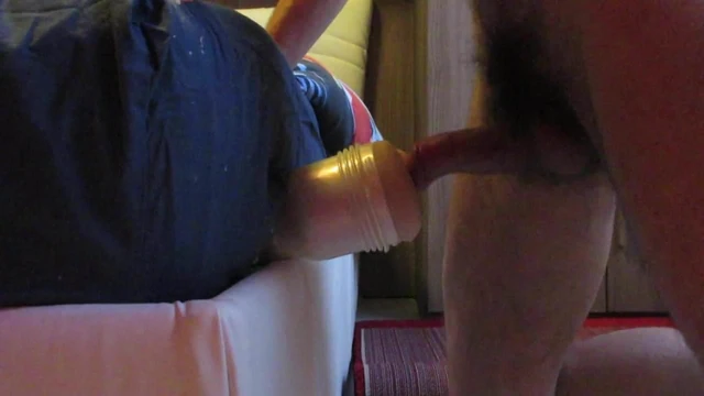 Волосатая трахается со спермой на мокрую киску с коротким большим членом в любительском видео