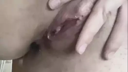 Evde kimse gizlenmediğinde bir kız mastürbasyon yapıyor