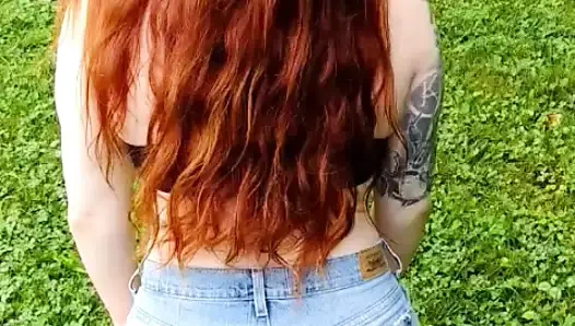 Teşhirci kızıl saçlı parkta sert boşalıyor