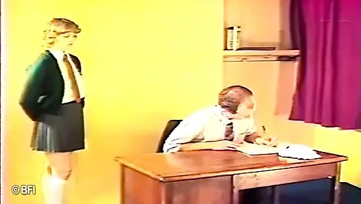 Zavallı genç ateşli kız sınıfta götüne şaplak atıyor