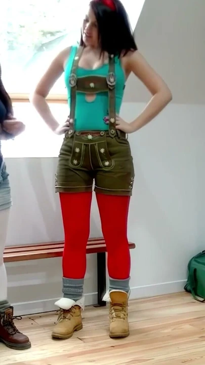 Carla'nın Göğüsleri Bryoni'nin Dar Lederhosen'inde Sıçrayarak Oynuyor! | Bölüm 2