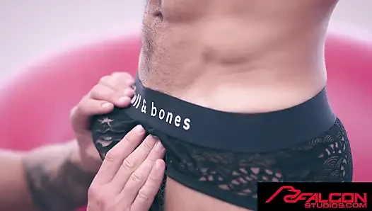 Falcon studios - asılı jolian götü ve allen king'in sıkı götünü sikiyor