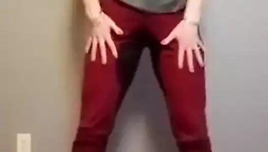 Sıcak milf işiyor içinde kırmızı iş pantolon