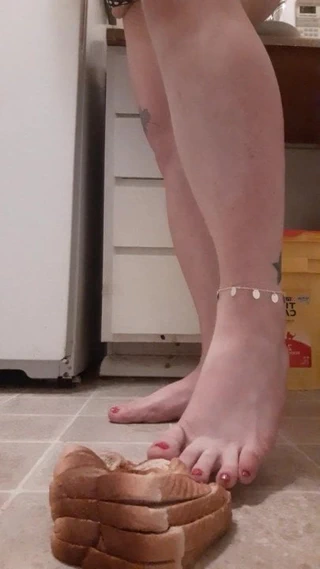 Dövmeli iri güzel kadın ekmek parçalıyor