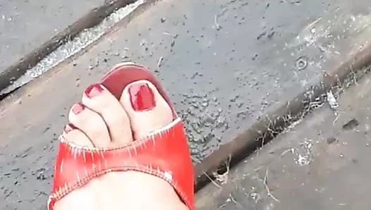 Travesti seksi ayaklar ve yüksek topuk