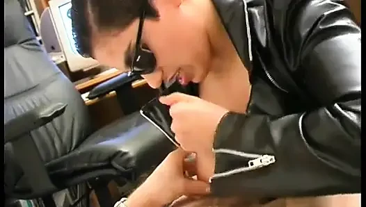 Büyük göğüslü yabancı için derin bir gırtlak.