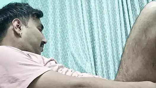 Hintli polis memuru amca duş alıyor ve ustalık gösterisi yapıyor