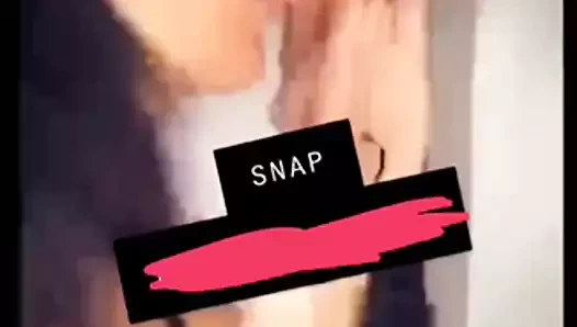 Nathalie de la telerealite suce un gode