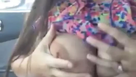 Arabada yanıp sönüyor