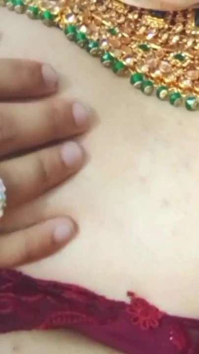 Hintli eşcinsel travesti alt Gaurisissy xxx görüntülü görüşmede büyük göğüslerini gösteriyor ve bastırıyor | Klip 3