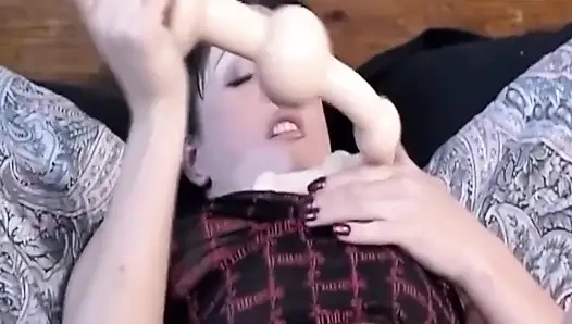 Olgun orta yaşlı seksi kadın kıllı amcığını büyük dildolarla genişletiyor
