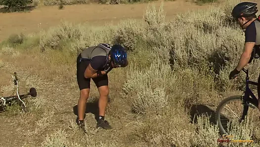 Büyük memeler Asya milf gets yakalandı showering açık havada ve gets becerdin