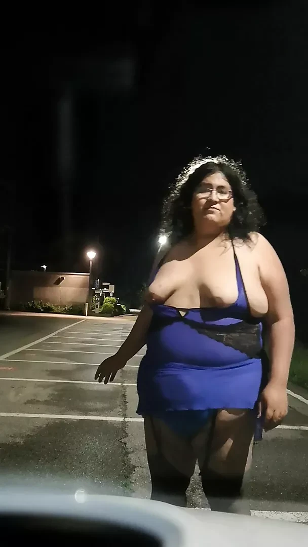 Sissy Vicky TS strolling the parking at night