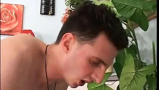 Yaramaz üvey anne üvey oğluna bir kadınla nasıl sikişeceklerini öğretiyor