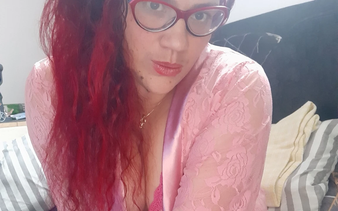 Раздевается и мастурбирует