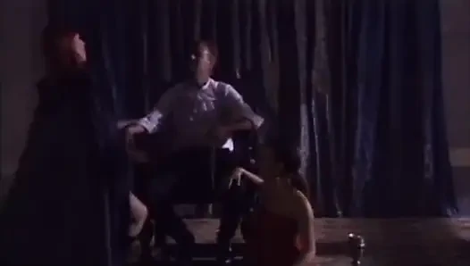 Seksi büyük memeli fahişe yatakta sert yarakla sikişiyor
