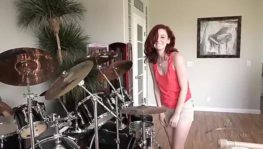 Gözleri sana şehvetle doyuyor