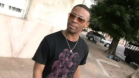 Evli kadın kocasının önünde büyük siyah yarakla sikiliyor