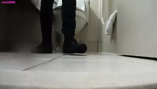 Garson mastürbasyon ayakkabı oyunu içinde banyo