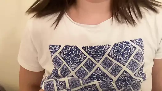 Genç Hintli kız priya üvey babasının sikini emiyor